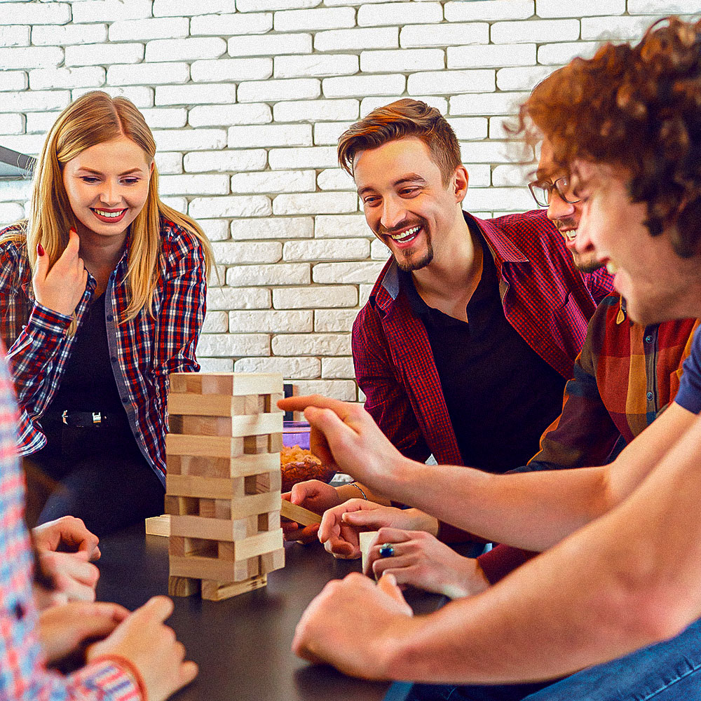 Amis qui jouent a un jeu en bois